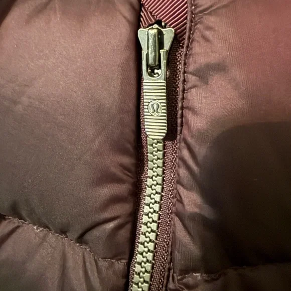 Lululemon Athletica Goose Down Hooded Puffer Jacket in Black Cherry (Burgundy) 6 - Picture 7 of 10